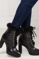 ocieplane členkové topánky darcy DKNY 	čierna	