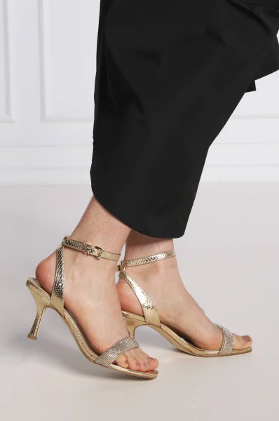 Sandále CARRIE | s prímesou kože Michael Kors 	zlatá	